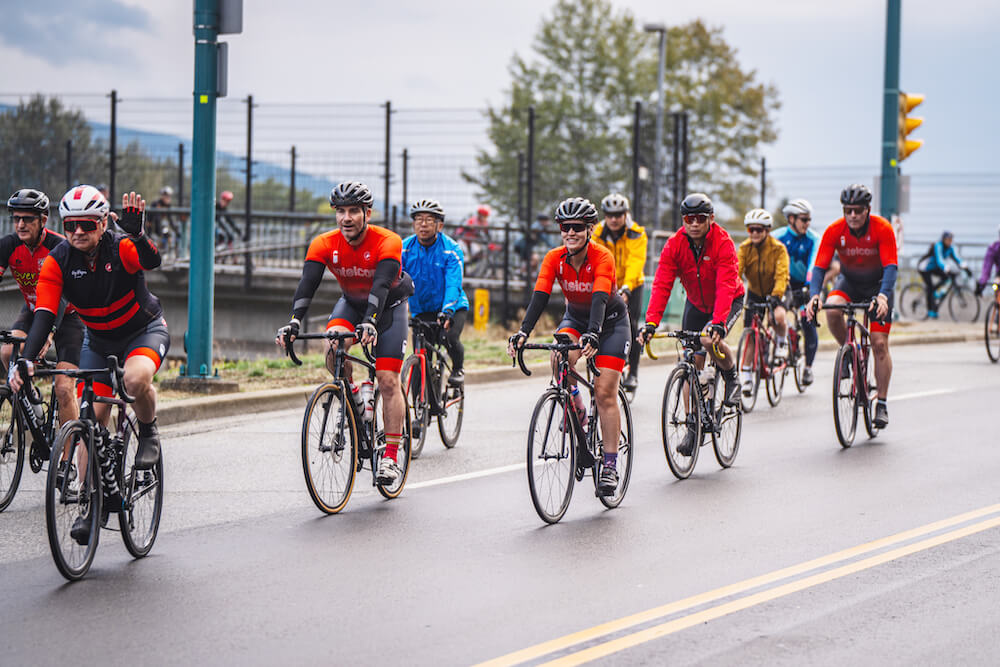 10 cyclistes sur la route pour la balade Rêver pour guérir
