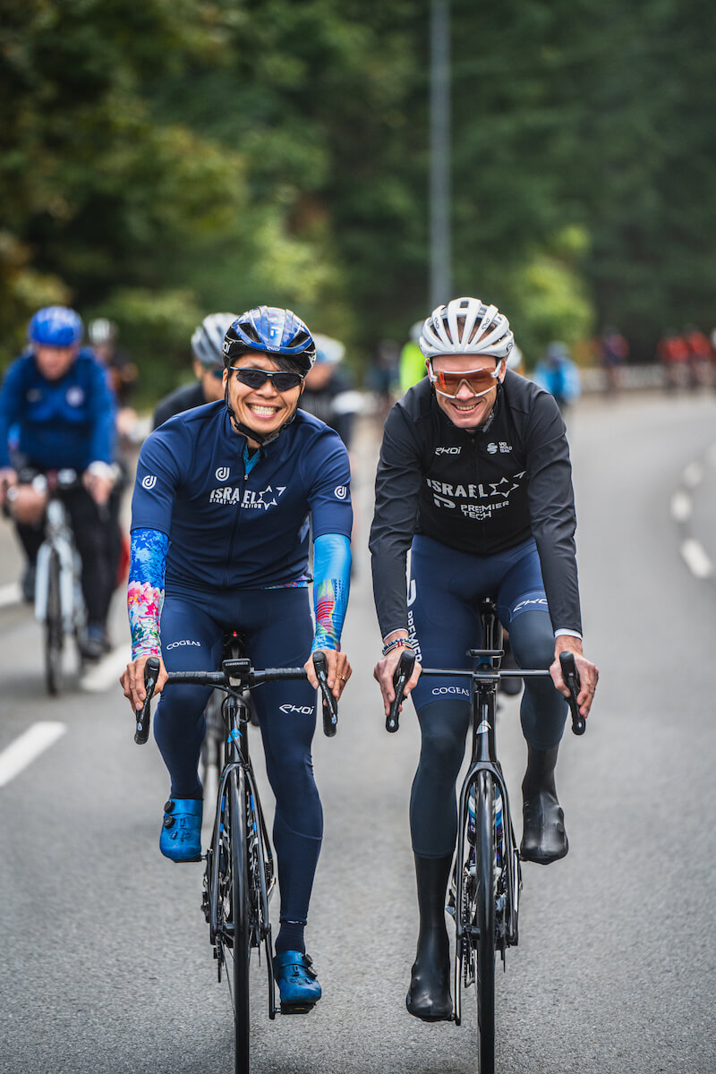 Kevin Ham et Chris Froome font du vélo dans Rêver pour guérir